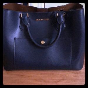 Gorgeousssss navy, leather Michael Kors purse. 💙